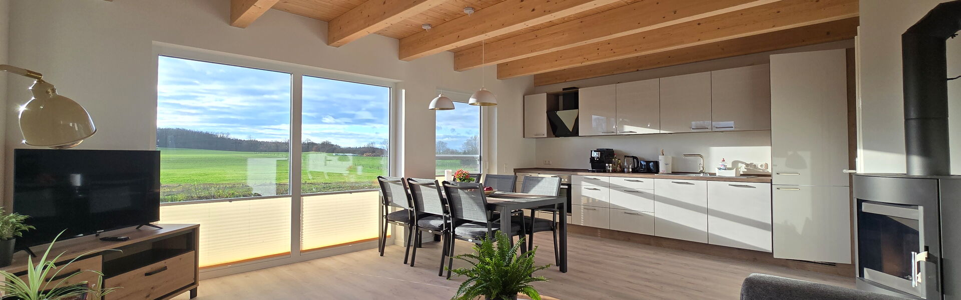 sonnig, mit Weitblick und Ruhe für entspannte Mitarbeitende nach anstrengenden Arbeitstagen für entspannte Mitarbeiter, in Ostseenähe